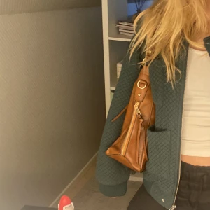 Handväska  - Säljer denna handväska då jag redan har en likadan, den är helt ny! Men har en liten difekt därmed priset! (Ny pris 650)❤️ kom privat för frågor och fler bilder!