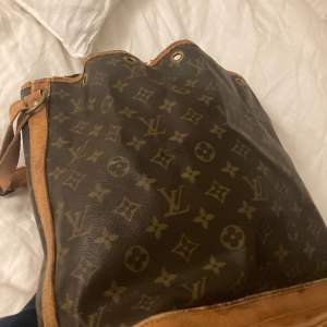 Riktig Louis Vuitton väska köpt från vintage har inte kvittot kvar men den är riktig bandet finns inte kvar på väskan den är lite sliten.👍