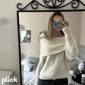 Off-choulder tröja - Säljer denna stickade off-shoulder tröja som inte kommer till användning längre🤍använd fåtal gånger så i bra skick 💗(lånad bild, kom privat för egna)