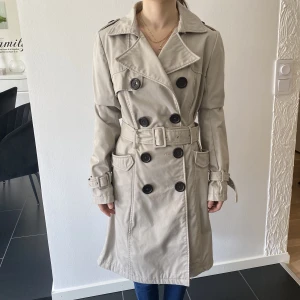 Trenchcoat - Trenchcoat från VILA i strl XS. Använd och bra skick.