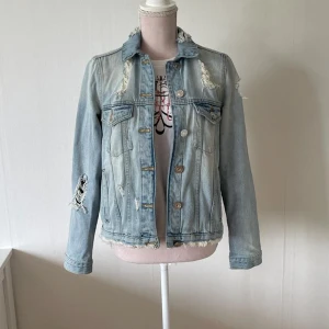 Denimjacka - Cool Denimjacka från river island. Helt ny. I storlek M. För 250kr❤️ jag har en till på min profil som är i storlek S så kolla in den också💕
