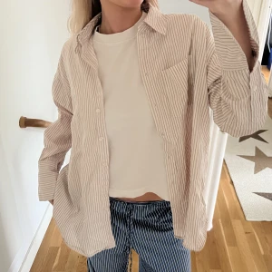 Nakd skjorta! - Avklippt på baksidan så den skulle va i samma längd! 