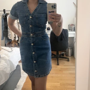 Zara - Miniklänning av denim  - Jätte populär och trendig klänning från Zara som är slutsåld på hemsidan. Jag köpte i butik i hopp om att den skulle passa. Tyvärr var den för liten och jag bor i en annan stad. Prislapp kvar!
