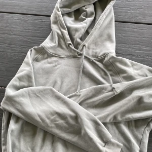 BikBok hoddie - En ljus grön kroppad huddie från BikBok.💕Använd sparsamt få gånger.  Original pris runt 300 - 400 kr Pris kan diskuteras 