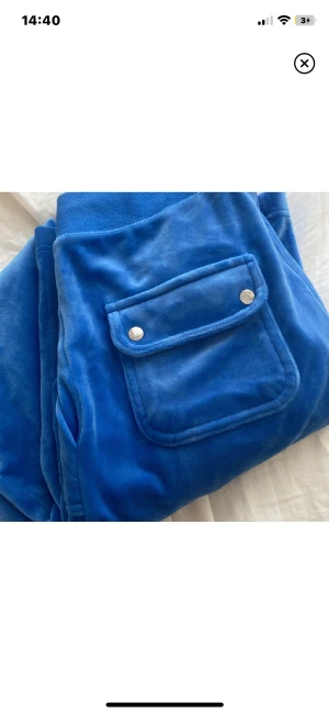 BlåA juicy - Säljer mina blåa juicy pga att dem inte kommer till använtning! Jätte fina byxor inga problem med dem. Köpta på raglady i väla butik. Storlek S pris: 700kr snabb affär 600kr! Hör görna av er direkt. Försöker bli av me dem snabbt😊