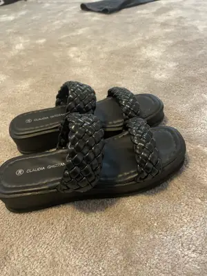 Jag köpte dom här sandalerna för ett tag sedan och har aldrig använt dom.