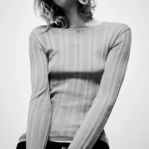 Zara tröja - Säljer min fina tröja då den aldrig har kommit till användning. Proslappen sitter fortfarande kvar. Kontakta för fler bilder🫶🏼