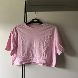 Två croppade t-shirts från new yorker. Säljer båda för 50 kr eller en för 30 kr!💕