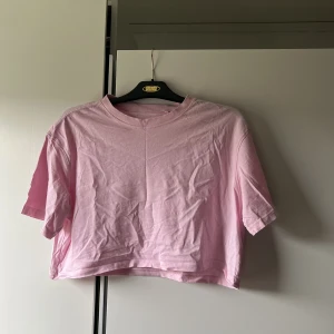 Croppade t-shirts  - Två croppade t-shirts från new yorker. Säljer båda för 50 kr eller en för 30 kr!💕
