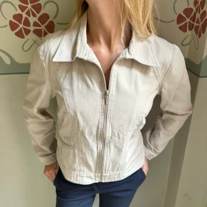 Tygjacka - Beige Djerf-inspirerad tygjacka med krage och dragkedja. Väldigt bra skick! DM för fler bilder. 