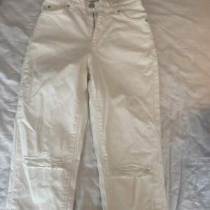 Vita jeans från Gina tricot dom kommer aldrig till användning därför dom säljs🤍