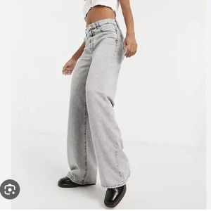 Wide leg jeans grå - Grå wide leg jeans från Bershka. Använt ett fåtal gånger. I bra skick, för små för mig. 