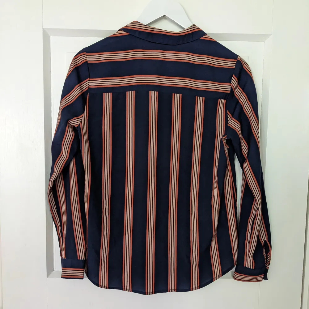 Randig 70-talsinspirerad skjorta från Bik Bok i storlek XS. Sparsamt använd, bra skick. . Skjortor.