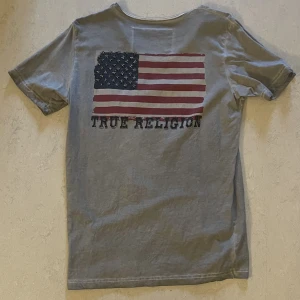 True religion tröja - Helt jävla galen true religion tröja köpt i Berlin. USA flagga med 3d sjärnor gjorda av metal. Skriv till mig för mer bilder😘😘