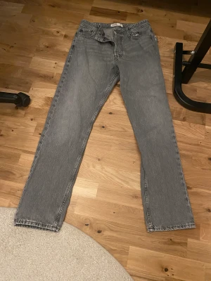 Jeans - Hej, jag säljer nu mina jeans från Jack & jones original priset på dom var 600 och säljer dom för 300 använder dom inte längre pågrund av att dom har blivit försmå. Jeansen har ett litet håll där back på vänstra sidan men det är lätt att du igen anledning