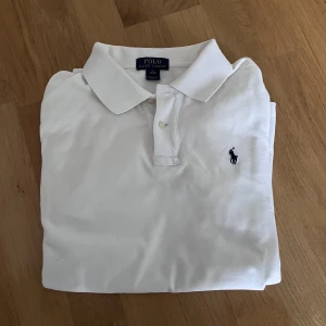 Polo Ralph Lauren  - Riktigt snygg Ralph Lauren tröja i polo! Kortärmad så perfekt till sommaren/våren🌞 Str XL barn men jag är 180 och den passar mig bra som brukar ha M om man gillar lite Slim! DU står för fraktkostnaden! Dm för frågor och fler bilder, pris kan diskuteras:)