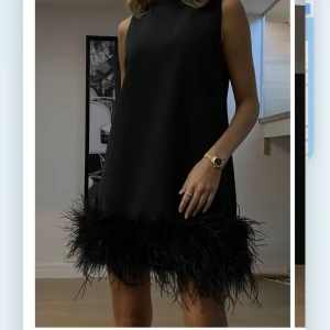 Byemelina cocktailklänning  - Jättefin skräddarsydd klänning från byemelina, tyvärr lite för kort för mig. Helt oanvänd med prislappen kvar, köpt för 1899kr