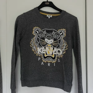 Kenzo tröja - Grå melerad Kenzo tröja i storlek S med gula detaljer
