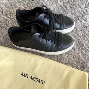 Axel Arigato Clean 90 Sneaker Svarta, nypris 2450 kronor. Skolådan finns inte men dustbag ingår, köparen står för frakten🩷