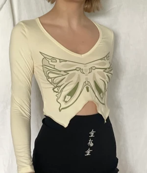 Söt y2k fjärli topp - Ja den är tyvärr från shein..men den är fortfarande rätt så söt, på köpet får ni även fjärli ”korsetten” som ni ser på sista bilden 