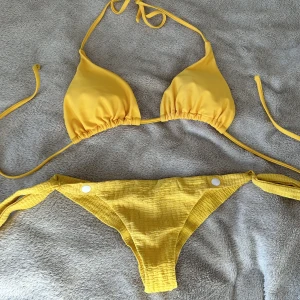 Gul bikini - Överdelen är från Shein och är i storlek M. Underdelen är från Calzedonia i storlek S. Skulle säga att färgerna i princip är samma, men skiljer sig något dock har jag haft det som ett set 💛 (OBS om man är intresserad av fler kan jag sälja i paketpris) 