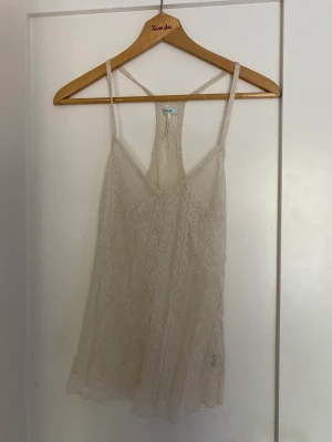 Sommrigt spets/mesh linne🤍  - Supergulligt spetslinne, jättefint nu till sommaren och stranden!🤍 Ifrån Kimchi Blue men tror inte att den görs längre😋i stl L men funkar nog för de flesta storlekar💓 köpare står för frakt och posten för krångel🤍