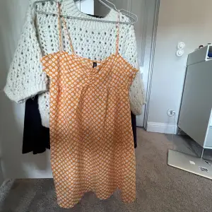 En så fin orange blommig klänning. Så fin till sommaren☀️