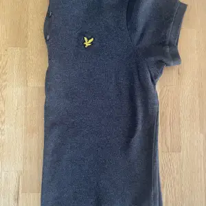 Lyle & Scott pike i mörkgrått. Storlek M   Säljes pga av att storleken var för lite än för mig.  I bra skick! 