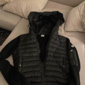 Säljer nu min moncler cardigan för att den inte kommer till användning Jag köpte den på Plick av en privatperson Använt den i kanske 1-2 månader Storlek 2/M Jag är 174cm lång och väger 73kg och den passar perfekt!  Kom pm för fler bilder Kan fraktas!