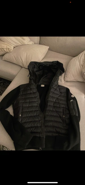 Moncler cardigan  - Säljer nu min moncler cardigan för att den inte kommer till användning Jag köpte den på Plick av en privatperson Använt den i kanske 1-2 månader Storlek 2/M Jag är 174cm lång och väger 73kg och den passar perfekt!  Kom pm för fler bilder Kan fraktas!