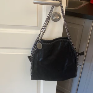 Väska - Säljer nu denna väska, köpt för 550kr säljer för 250kr,  den är nästan aldrig använd. Köparen står för frakt och köpt är köpt💞kan inte garantera att den är äkta.