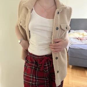 Beige väst - Väst från Only. Använd en gång MAX. Som ny. Oversized