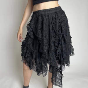 GOTH kjol - Märke: Gothic Lolita & Punk. Storlek: passar S och M. stretchigt vid midjan. Möts i Stockholm eller fraktar. 