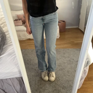 Pull & bear jeans  - Ett par ljus tvättade jeans från pull and bear. Midwaist straight leg.