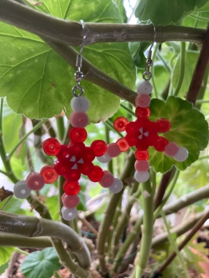 Snowlakeörhängen (red christmas) - Jättefina örhänges som passar alla! ❤️ Vattentäta! ☺️ Nickelfria krokar! 🩵 Ca: 4,5cm högt & 4cm bred som längst! 🩷