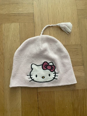 Hello Kitty mössa - Jättegullig hello Kitty mössa. Köpt secondhand, men används inte längre