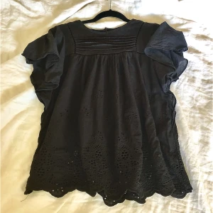 Blus - Svart blus ifrån crocker. Köpt på sellpy men aldrig använd av mig själv. Bra skick och bra till nu på sommaren men lite volangärmar