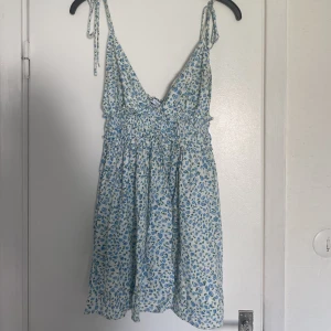 Blommig Klänning - Blommig klänning köpt från zara. Storlek m och jätte bra skick. Nypris 375kr