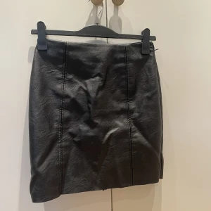 Skinnkjol  - Skinnkjol från Pieces i strl S.  Skick: som ny