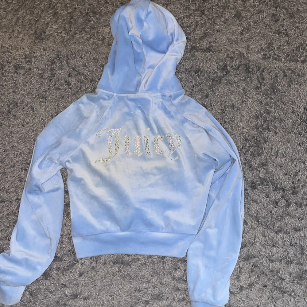 Nu säljer jag min juicy hoodie i storlek s. Den är använd men i gott skick, den har inga fläckar eller liknande. Hoodien tillhör även ett par juicy byxor som går att köpa till om man vill det. . Hoodies.