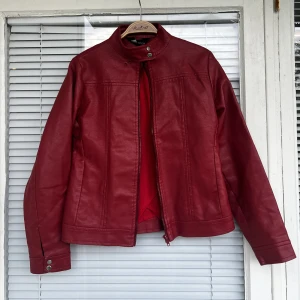 Vintage läderjacka skinnjacka leatherjacket bikerjacka motorcykeljacka läder leather jacka jacket läderimitation vegansk vegan  - Supersöt vintage läderjacka i läderimitation (faux leather) säljes. Upplevs som en strl: S. 