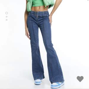Bekväma jeans som är low waist med ett skärp och utsvängda nedtill. Tycker dom är lite korta på mig som är 175 lång