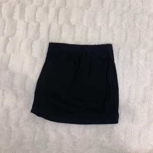 Svart mini kjol - Svart mini kjol storlek 38 aldrig använd