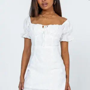 Jättefin vit klänning perfekt till studenten! Helt oanvänd med prislapp och förpackning kvar! Säljer pga hittat en annan!  Nypris ca 700 + frakt! 
