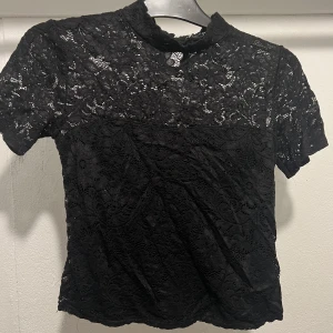 Spetströja - Fin tröja i spets, använd 1-2 gånger, självklart tvättad. Stl XL, men mer som en M/L.