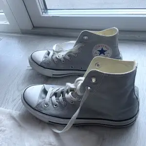 Converse chuck Taylor all star hi  Säljer mina superfina converse på grund av att dom är för små för mig🥰🥰  Knappt använda Nypris 800kr
