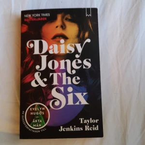 Daisy Jones & the six - Rensar bokhyllan (: bok som är trendig på booktok, råka köpa på svenska så säljer 👍
