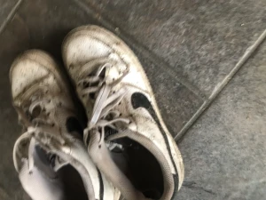 Skor air force  - Skick 5-6/10 Pris kan diskuteras  Skosnörena är egentligen fotbollsskor snören så de är inte som vanliga snören.   SKORNA TVÄTTAS SJÄLVKLART INNAN DE SKICKAD!!!! 