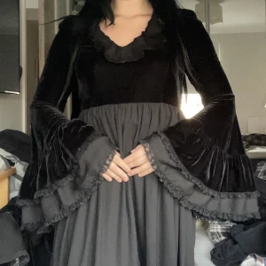 Sammetsklänning - Överväger försäljning av min killstar klänning. Kragen är modifierad till mer V-neck. 