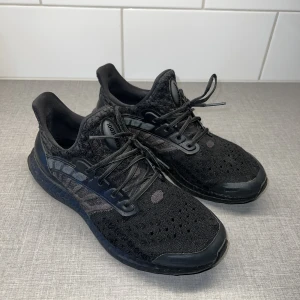 Adidas ultraboost climacool 42.5 - Säljer pga för liten storlek.  Helsvart ultraboost climacool i mycket bra skick. Storlek 42.5. Kan skicka fler bilder via meddelande.
